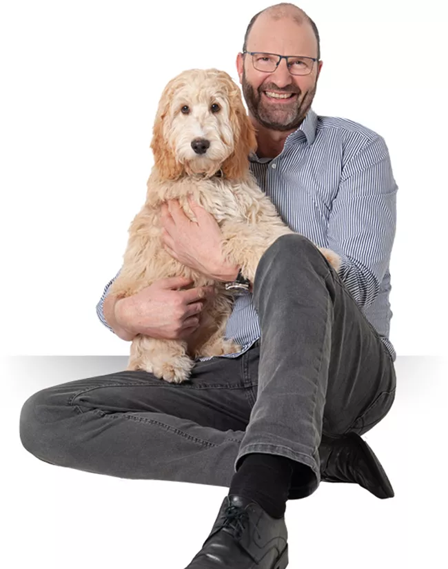 Zoofachmarkt-Inhaber Jürgen Grohs mit Hund