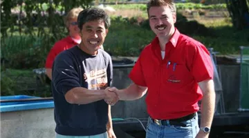 aquatop_in_japan_japanische_koi_aquatop_mittarbeiter_in_japan.jpg